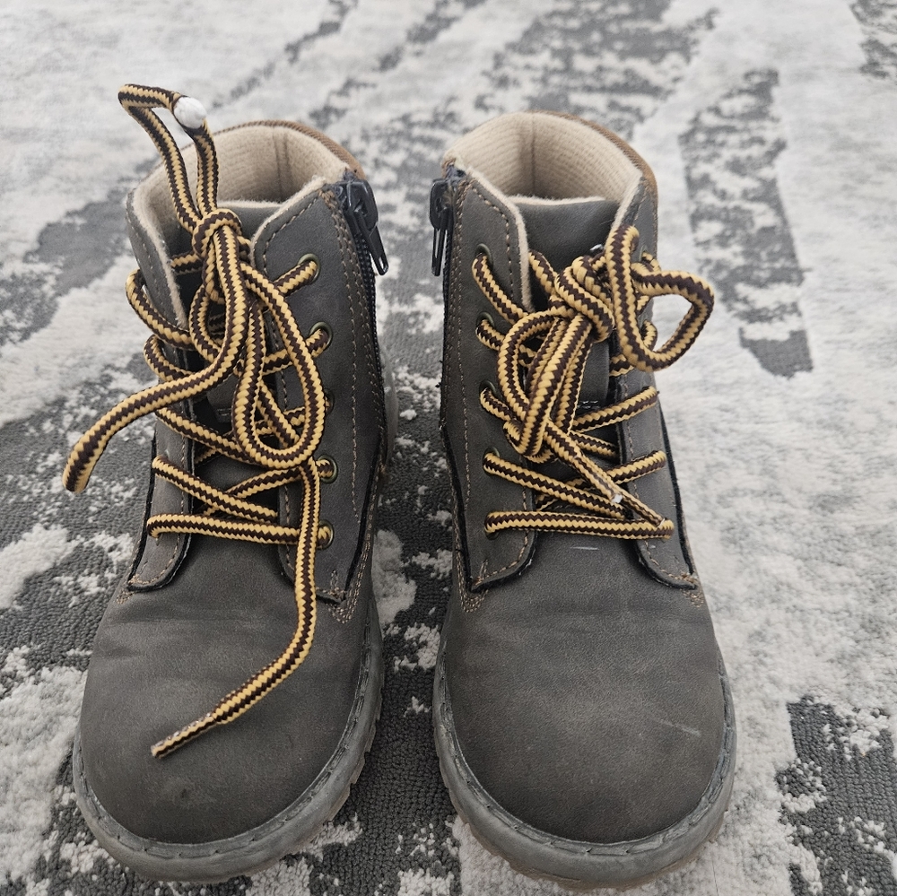 Brown boots with zipper